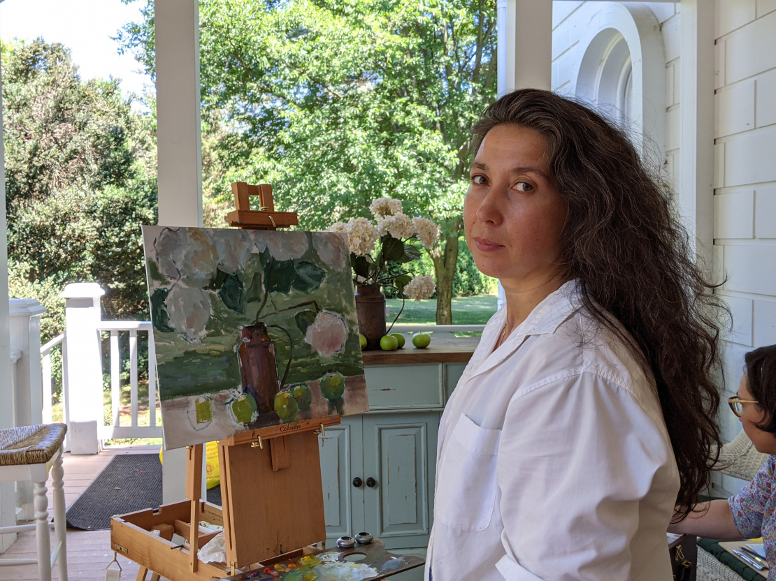 Elena Rykoff with her still life. When it's raining we paint under cover.